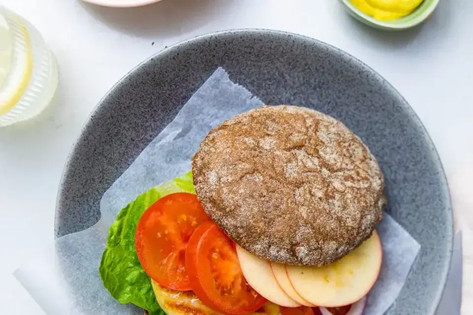 Fiskeburger med ovnbagte fritter og karrymayonnaise — RetNemts eget foto