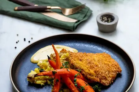 Svineschnitzel med glaserede gulerødder, knuste kartofler og remoulade