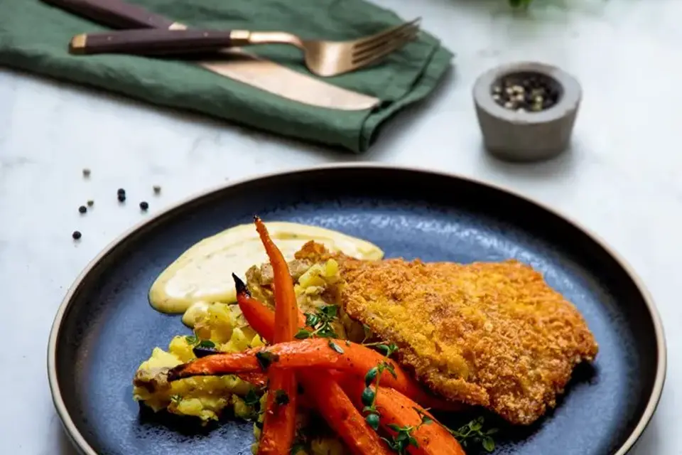 Svineschnitzel med glaserede gulerødder, knuste kartofler og remoulade — RetNemts eget foto