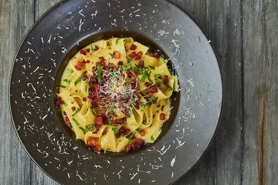 Fettuccine med sprød bacon og cremet ostesovs — Skagenfoods eget foto