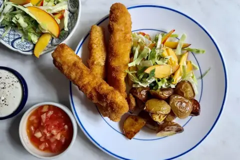 Fish fingers med tomatsalsa og sommerslaw med fersken og mynte