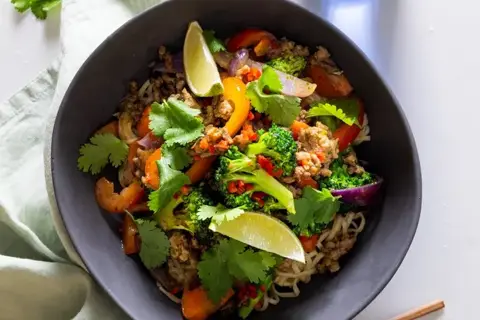 Asiatiske nudler med gris og koriander