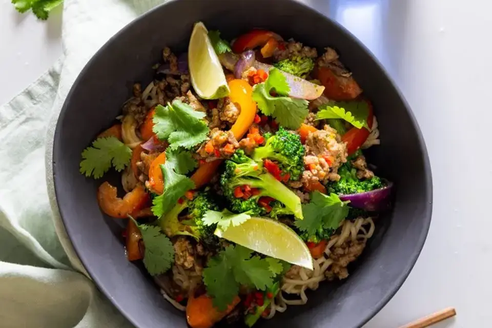 Asiatiske nudler med gris og koriander — RetNemts eget foto