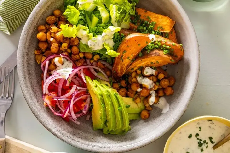 California veggiebowl med sprøde kikærter, bagte søde kartofler og hjemmelavet ranchdressing — RetNemts eget foto