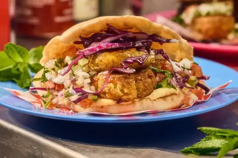 Falafel i pitabrød med myntesalat, yoghurtdressing og hummus