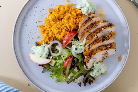 Krydret stegt kyllingebryst med ajvar-couscous, tzatziki og æblesalat