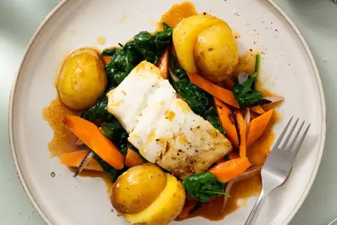 Ovnbagt fisk med sauterede grøntsager og brunet sojasmør