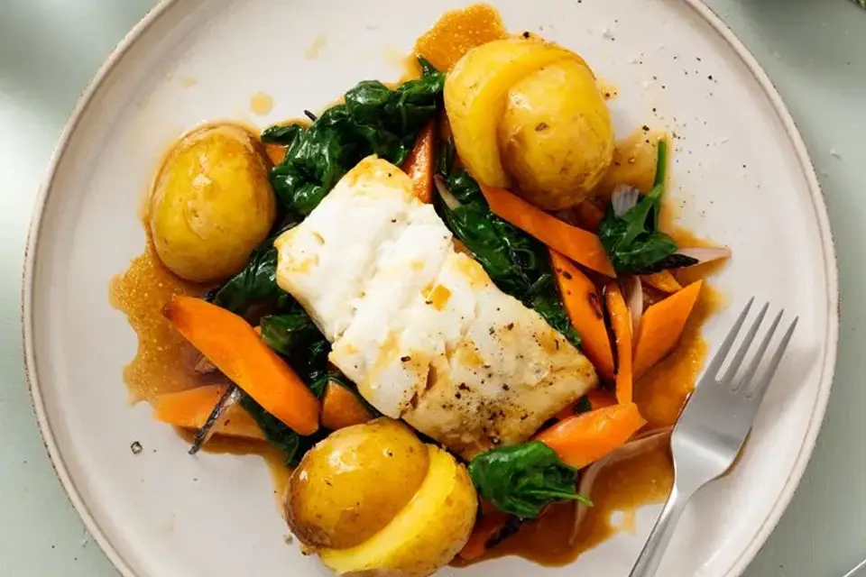 Ovnbagt fisk med sauterede grøntsager og brunet sojasmør — RetNemts eget foto
