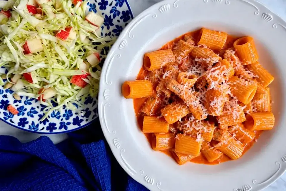 Pasta med gris i cremet tomatsauce med kålsalat — Skagenfoods eget foto