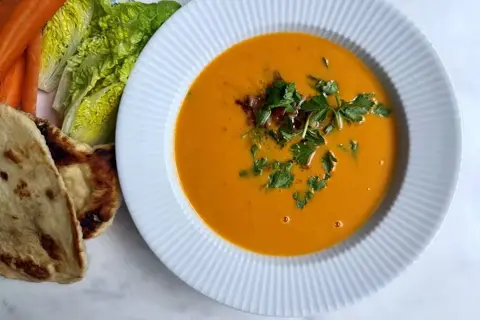 Græskarsuppe med bacon og sprøde grøntsager