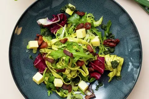 Lun pastasalat med bacon og fetaost