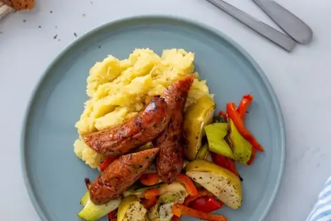 Grove pølser med æblesauté og kartoffelmos
