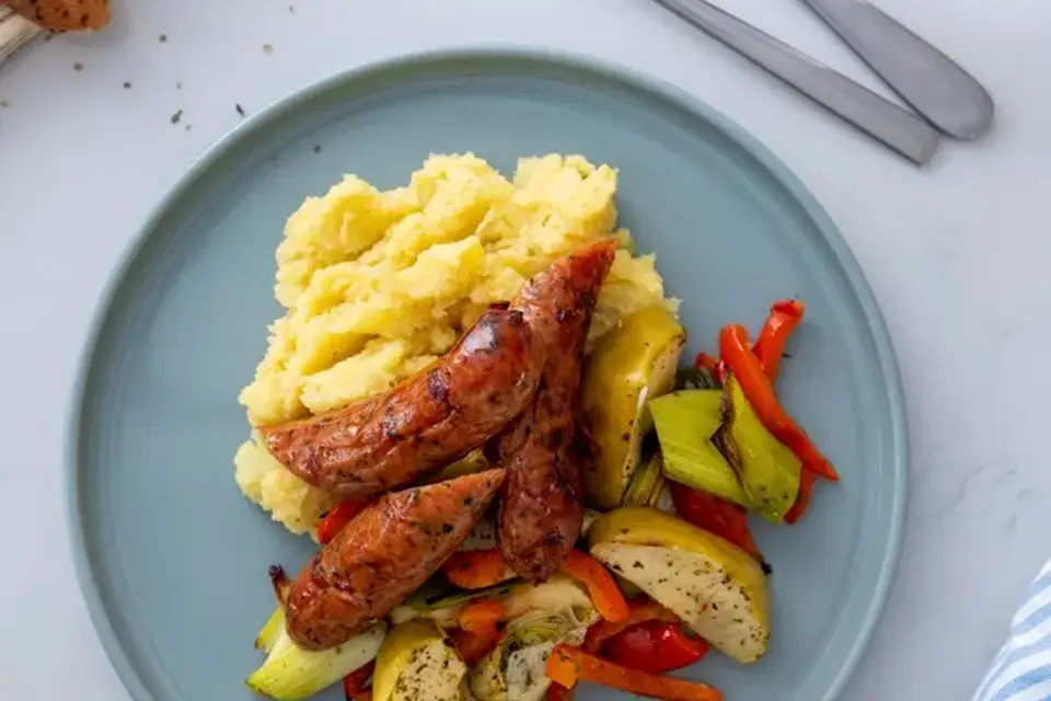 Grove pølser med æblesauté og kartoffelmos — RetNemts eget foto