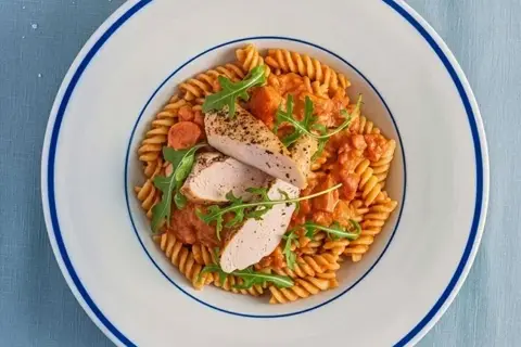 Glutenfri pasta med stegt kyllingebryst og cremet tomatsauce