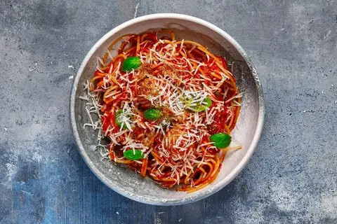 Heat: Kødboller med spaghetti og basilikum