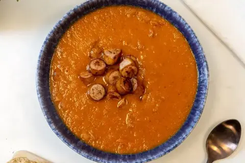 Tomatsuppe med bønner og linquicapølse