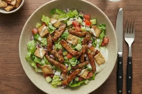 Fattoush-salat med strimlet svinemørbrad og hvidløgsdressing