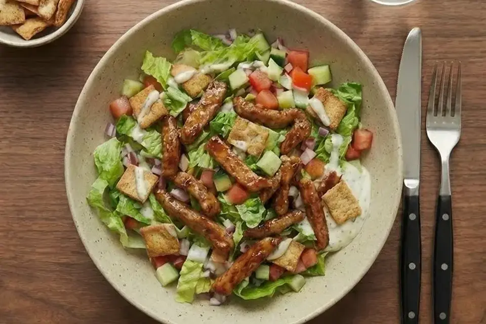 Fattoush-salat med strimlet svinemørbrad og hvidløgsdressing — RetNemts eget foto