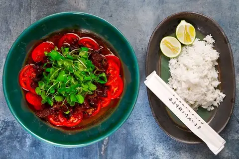 Vietnamesisk "shaking beef" med tomat, limedip og ris