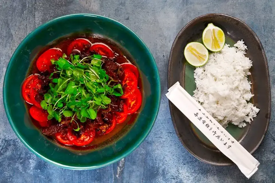 Vietnamesisk "shaking beef" med tomat, limedip og ris — Skagenfoods eget foto