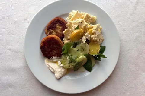 Dilddeller med kartofler og urtesalat