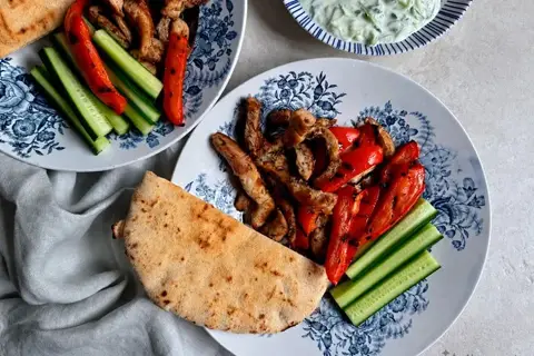 Gris i pitabrød med tzatziki og snackgrønt