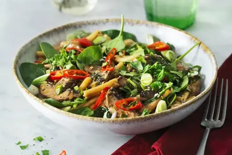 Chilipasta i portobellosauce med sesamfrø