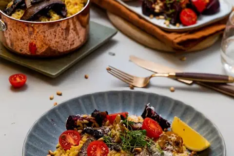 Risoni med timianstegt markchampignon, ovnbagte beder og revet ost
