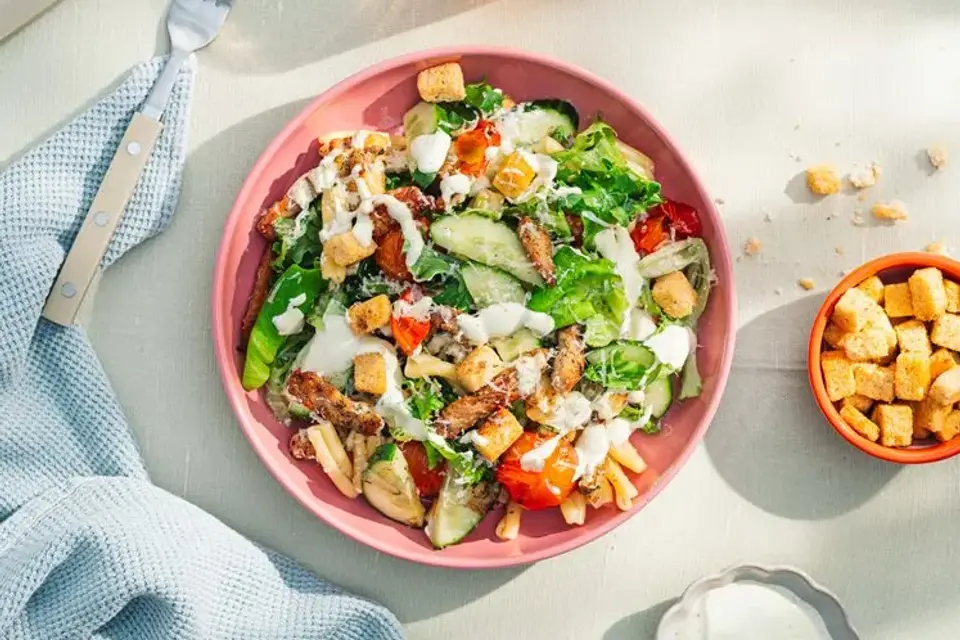 Pastasalat med urtestegte svinestrimler, bagte cherrytomater og cremet basilikumdressing — RetNemts eget foto