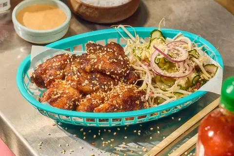 Korean fried chicken med soja/sriracha-mayonnaise og ingefærsyltet agurkesalat