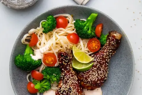 Teriyaki-kyllingelår med sesamfrø, grøntsager og nudler