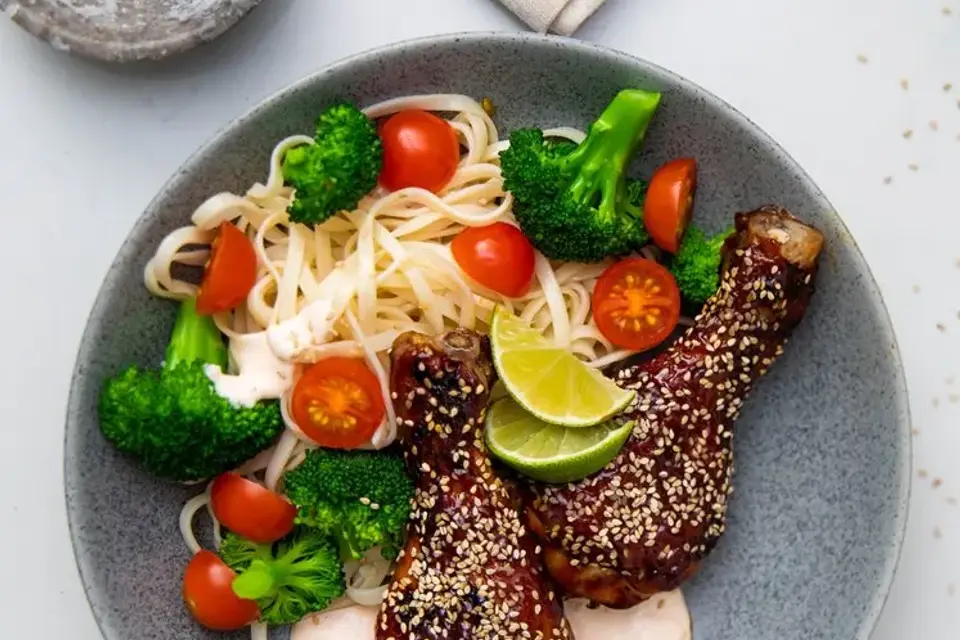 Teriyaki-kyllingelår med sesamfrø, grøntsager og nudler — RetNemts eget foto