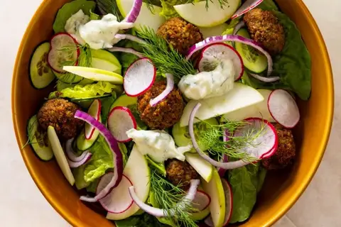 Falafler i frisk æble/dildsalat med hjemmelavet tzatziki og pitabrød