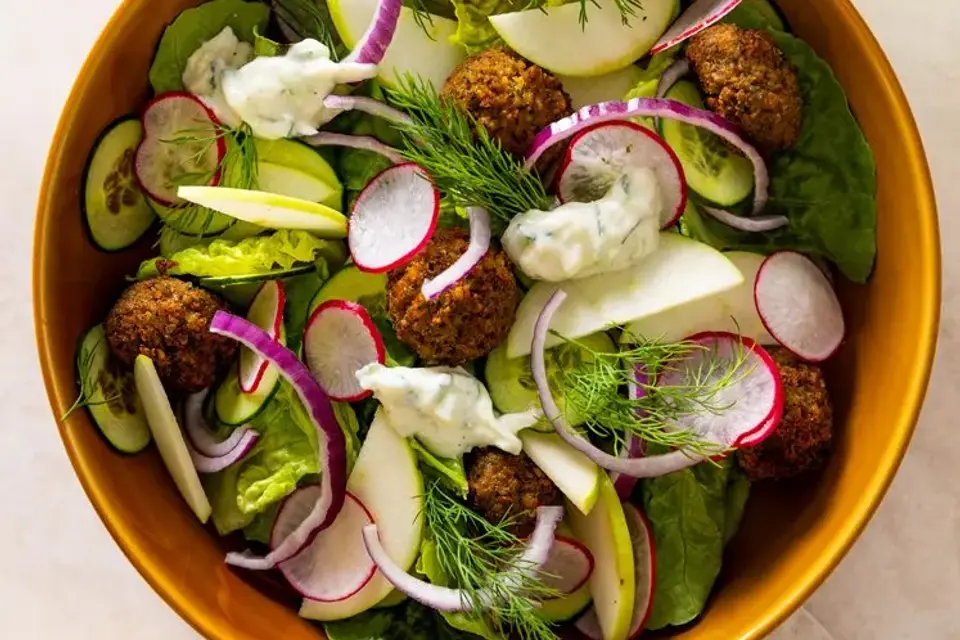 Falafler i frisk æble/dildsalat med hjemmelavet tzatziki og pitabrød — RetNemts eget foto