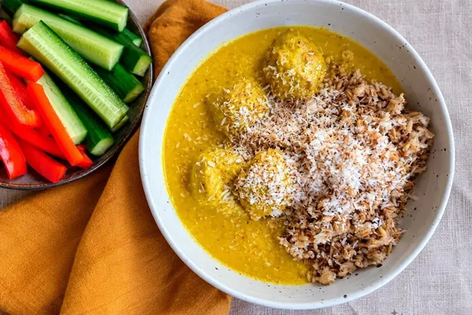 HEAT: Boller i karry med havreris og snackgrønt — Skagenfoods eget foto
