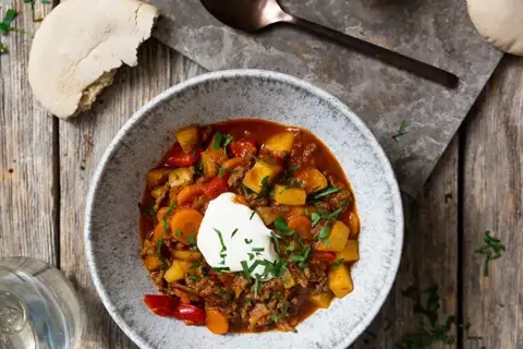 Gullash med brød og kartofler