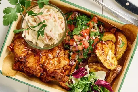 BBQ-stegte sautéskiver af svin med ovnkartofler, tomatsalsa og coleslaw