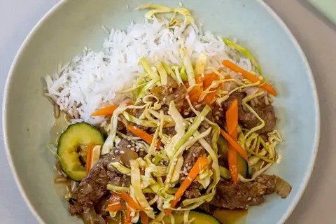 Salat med oksestrimler, ponzu sauce og ris