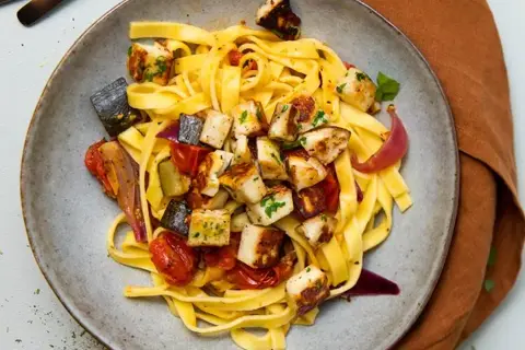Fettuccine alle verdure med halloumi-gremolata