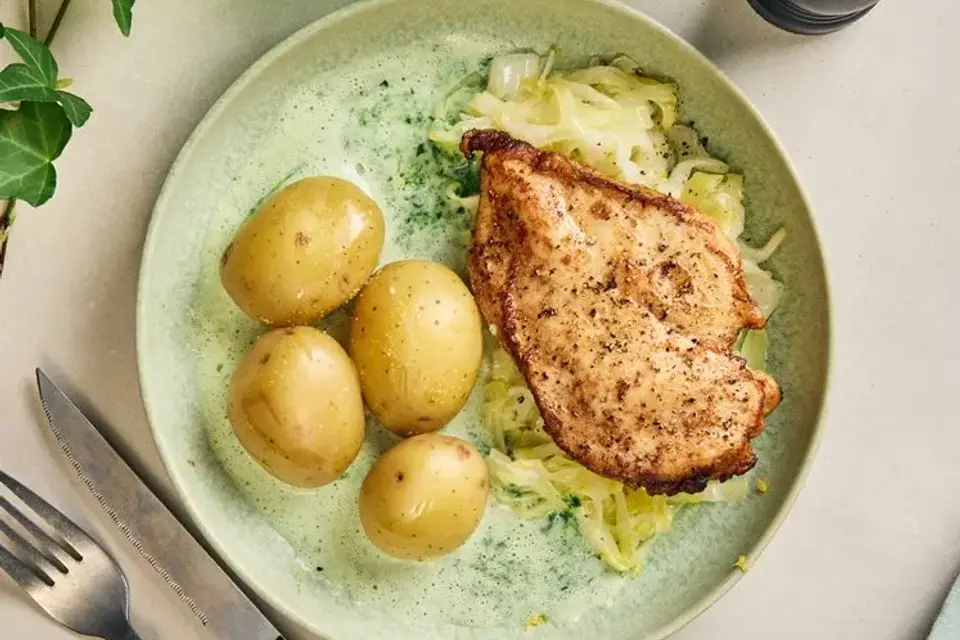Kyllingebryst med spinatsauce og citron/smørstegt spidskål — RetNemts eget foto