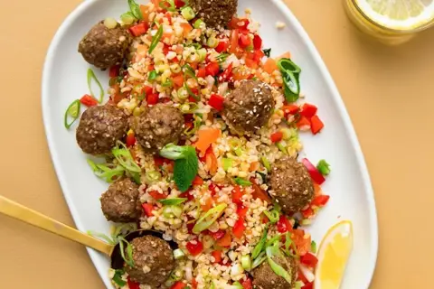 Indonesiske frikadeller med tabouleh