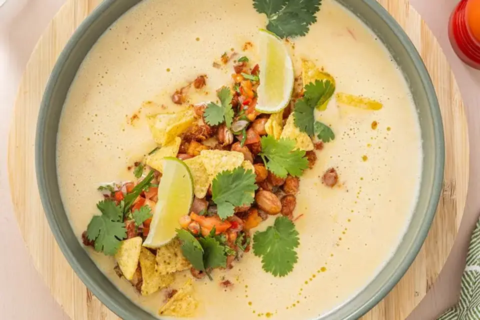 Cremet majssuppe med sprøde chilikrydrede bønner og frisk tomatsalsa — RetNemts eget foto