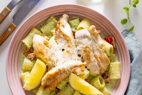 Cremet pasta med squash og citronglaseret kylling