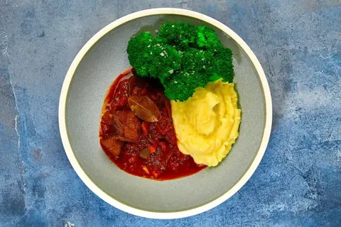 Heat: Klassisk okse-gullasch med kartoffelmos