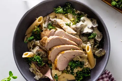 Svinemørbrad med miso-champignonsauce, kålchips og fuldkornspasta