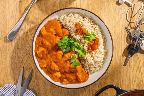 Quick butter chicken med fuldkornsris og mangochutney