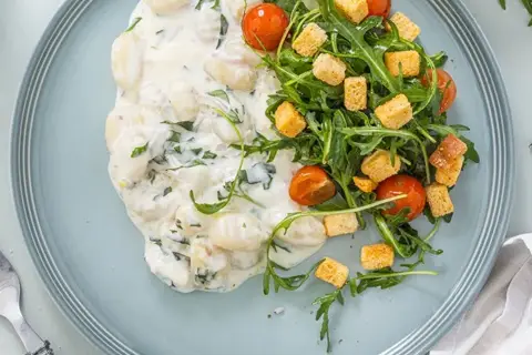 Cremet gnocchi med frisk mozzarella og tomatsalat