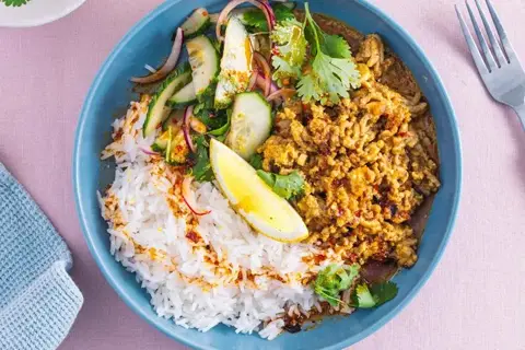 Keema mango curry med ris og indisk agurkesalat
