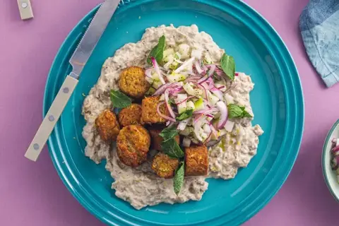 Glaskål/æblesalat med falafel og mutabbal dip