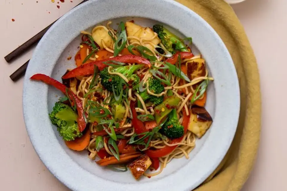 Wok med grøntsager og nudler i soja-honning marinade — RetNemts eget foto